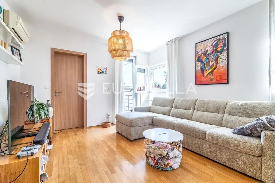 Zagreb, Vrapče, komforan trosoban stan s garažnim parkirnim mjestom, 75 m²