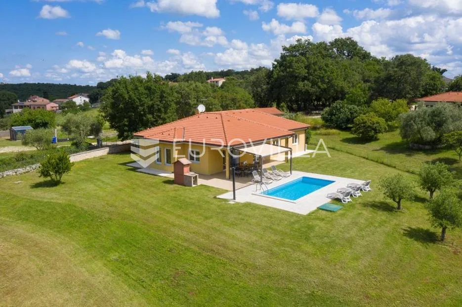 Istra, okolica Rovinja, dugoročni najam prizemnice s bazenom i velikom okućnicom - Šorići, Kanfanar