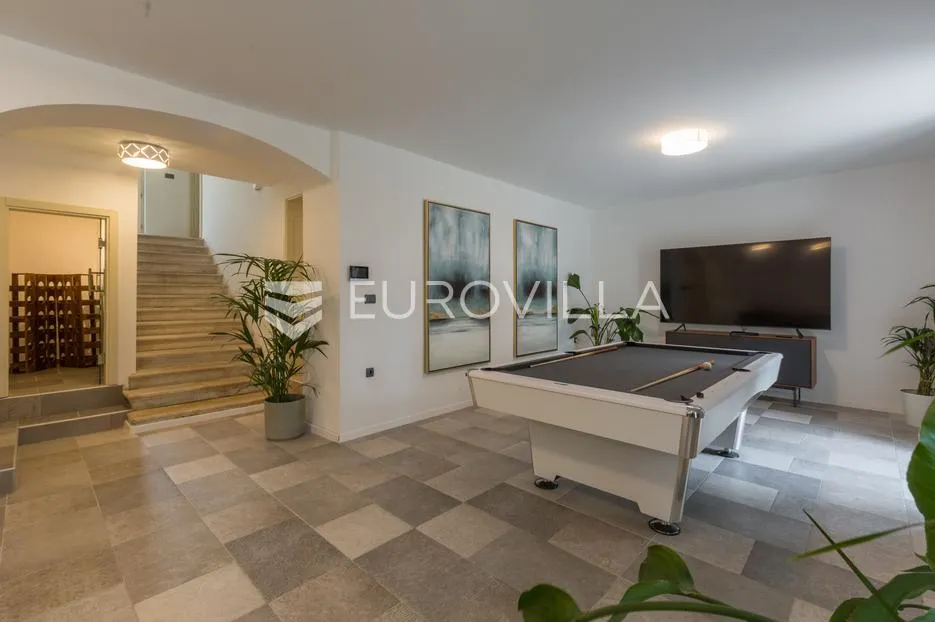 istra, pula, potpuno renovirana austrougarska villa u srcu pule - slika 12