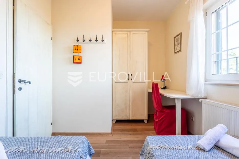 brač, supetar, kuća ukupne površine 372 m² na zemljištu površine 411 m² - slika 23