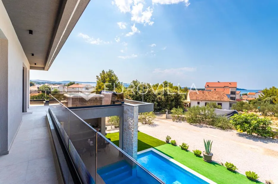 brodarica, moderna vila s bazenom, 283,62 m² - slika 35