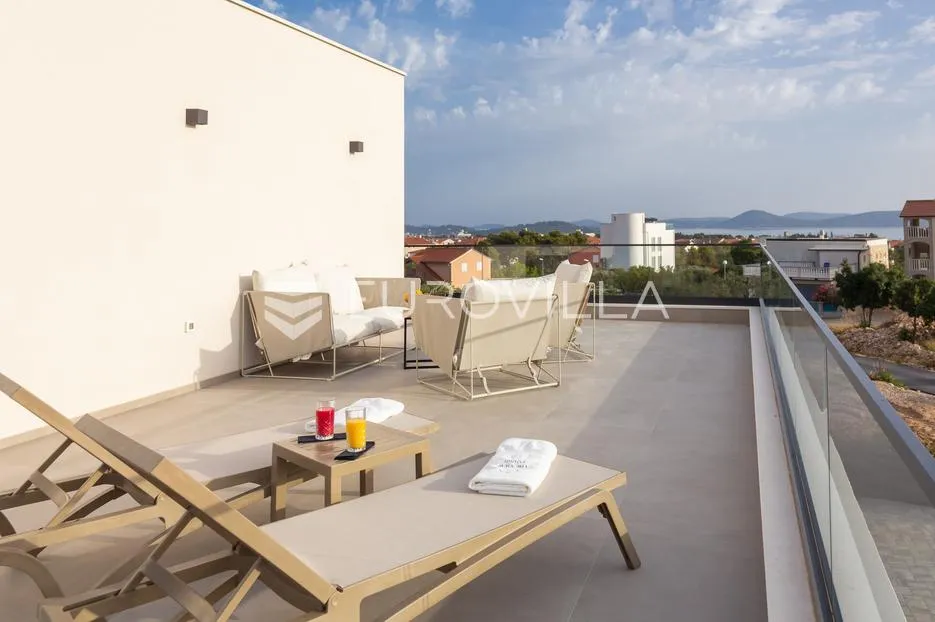 vodice, moderna vila s bazenom i pogledom na more, 332,92 m² - slika 25