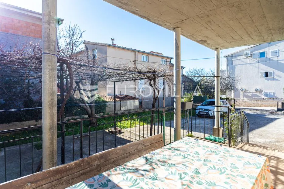 šibenik, brodarica, kuća sa velikim dvorištem 247,2 m² - slika 25