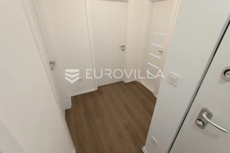 split, brda, potpuno renoviran trosoban stan - slika 8