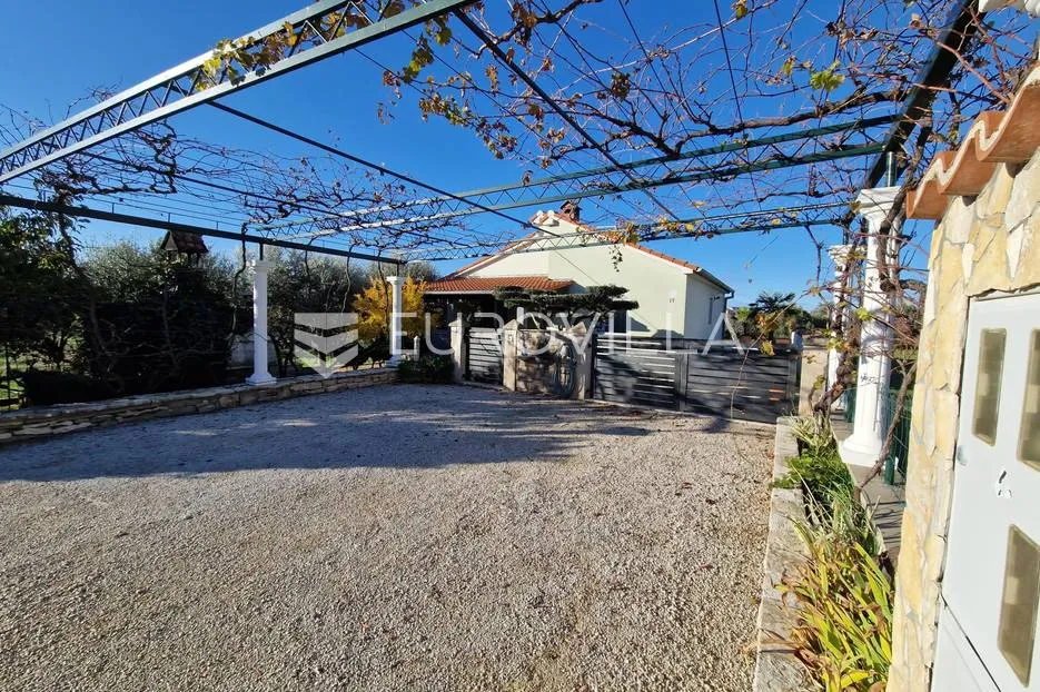 istra, pula - veli vrh, dvije samostojeće prizemnice sa bazenom nkp 50 m2 i 90 m2 - slika 51