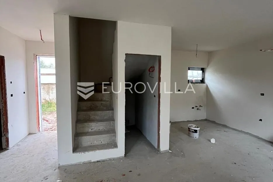 istra, premantura, dvoetažni stan, vrt i dva parkirna mjesta - slika 9
