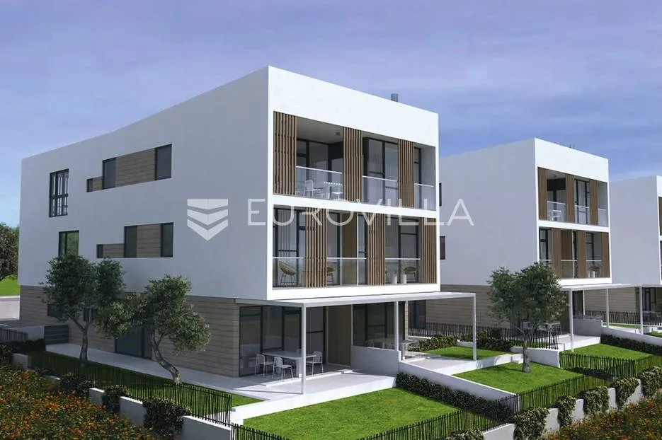 rovinj, trosobni dvoetažni stan 112.27 m² novogradnja, vrt, garaža - slika 2
