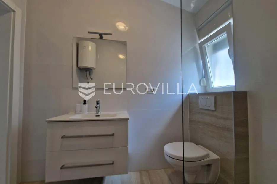 vir, elegantan trosoban apartman u centru vira, 600 m od plaže - slika 17