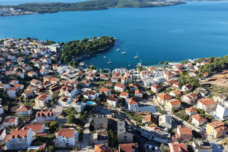 trogir, čiovo, dvosoban stan s krovnom terasom parkirno mjesto - slika 10