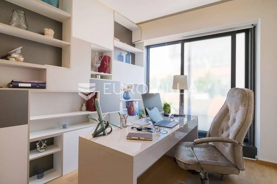 ban centar, luksuzan, komforan ured 137 m² - slika 19
