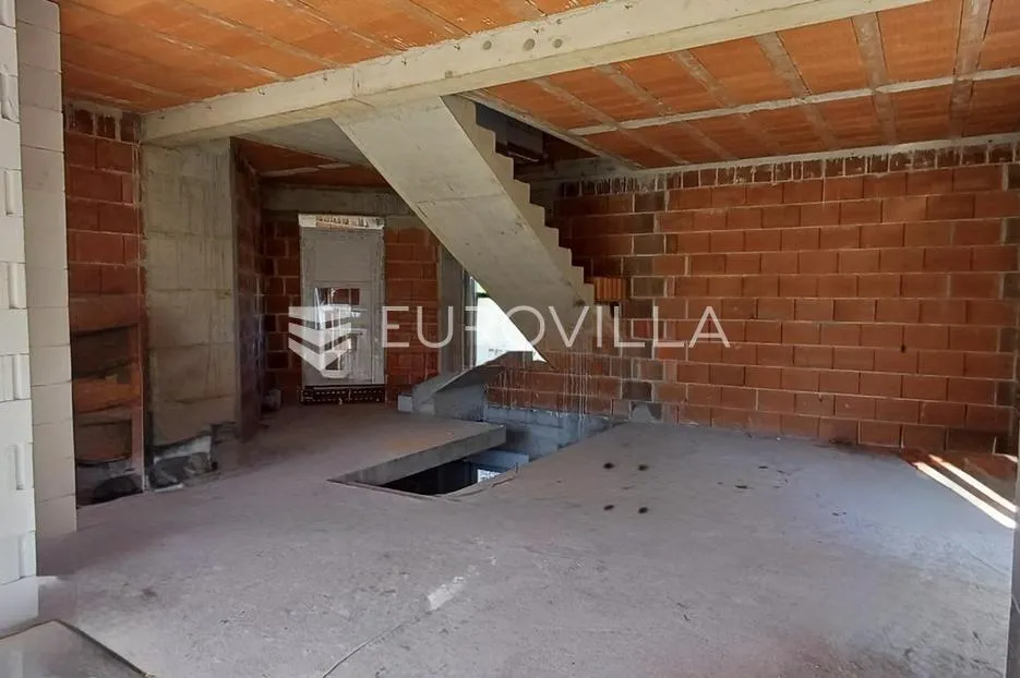 matulji, mučići, novoizgrađena dvojna kuća roh bau, četverosoban stan 213 m², bazen - slika 11