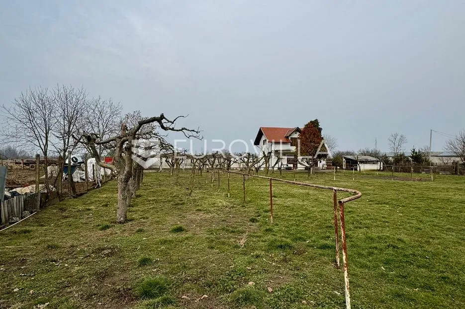 kruševica, prostrano obiteljsko imanje s kućom, gospodarskim zgradama i velikim šljivikom - slika 33