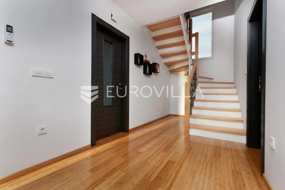 vrbnik, novogradnja od 152 m² s dvorištem - slika 12