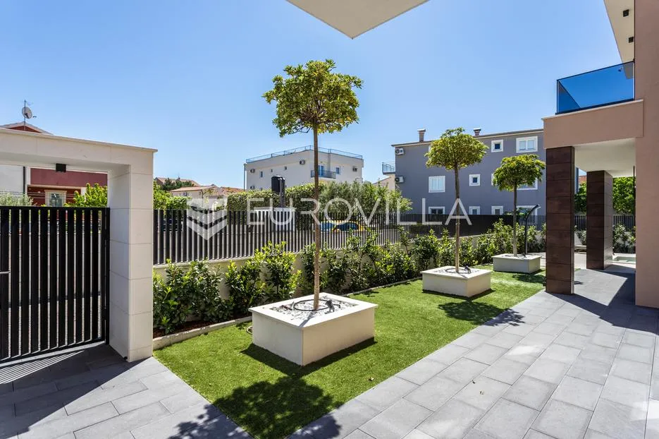 vodice, luksuzna vila s bazenom, novogradnja, parcela 480 m² - slika 6