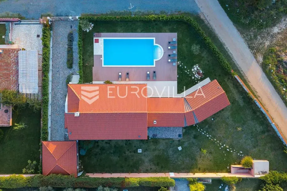 istra, tinjan, najam predivne kamene kuće s bazenom na velikoj uređenoj okućnici - slika 50