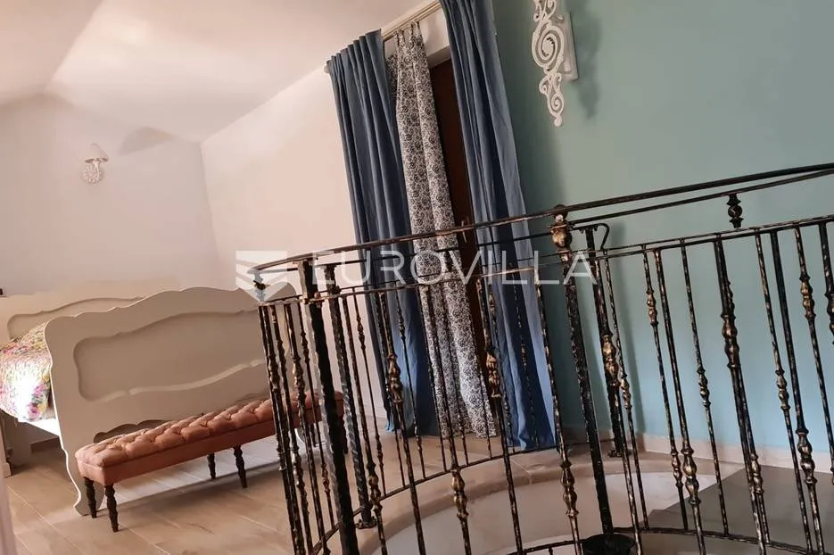santalezi, kamena kuća 265 m2, dvorište 4600 m2, bazen - slika 22