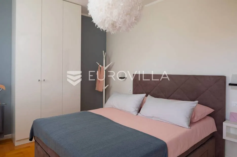 vodice, mediteranska vila s uređenim vrtom, bazenom i pogledom na more - slika 20