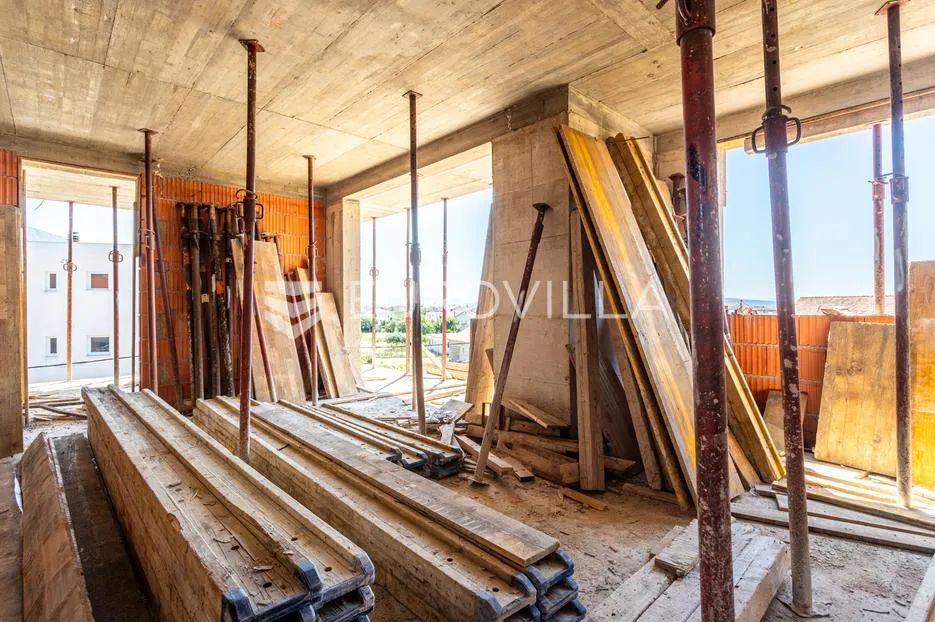 kaštel lukšić, trosoban penthouse s krovnom terasom i dva parkirna mjesta - slika 18
