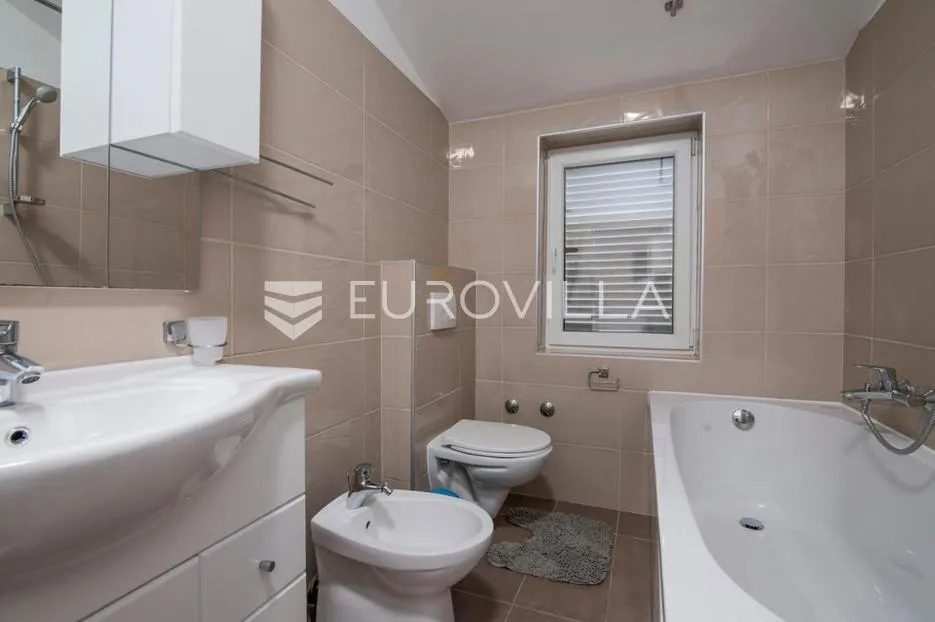 banjole, prekrasna uređena kuća nkp 350 m2 na velikoj okućnici od 3300 m2 - slika 31
