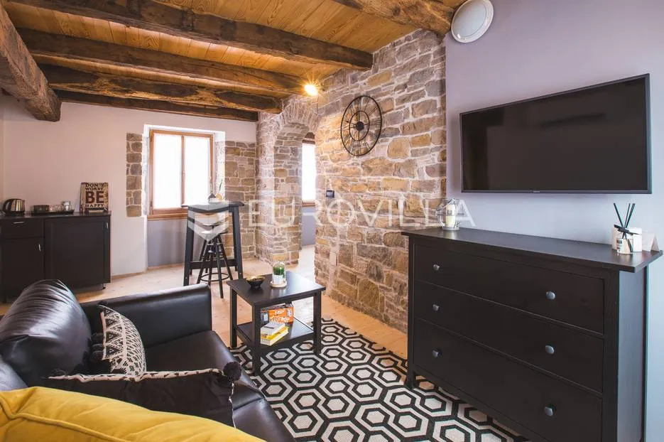 istra, oprtalj, kamena kuća u nizu s tri apartmana i dva poslovna prostora, jedinstvena ponuda - slika 3