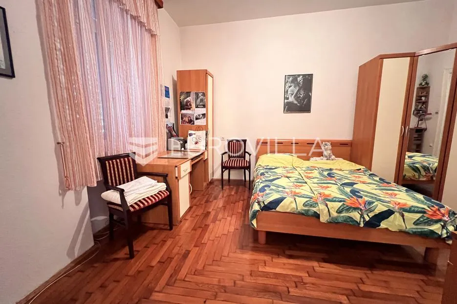 pula, strogi centar, prostrani podijeljeni stan na 3. katu s terasom i parkingom, 180.79 m² - slika 24