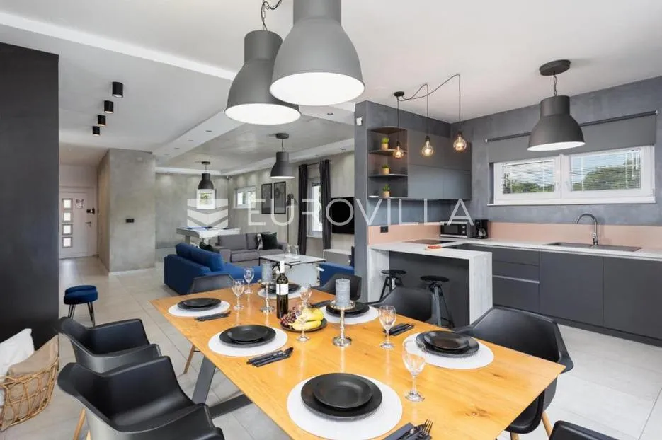 istra, svetvinčenat, moderna i elegantna vila 230 m², na uređenoj okućnici - slika 13