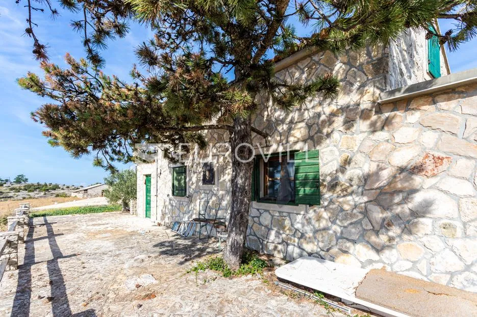 hvar, veliko lijepo imanje s tri kuće na parceli od 32500 m2 - slika 3