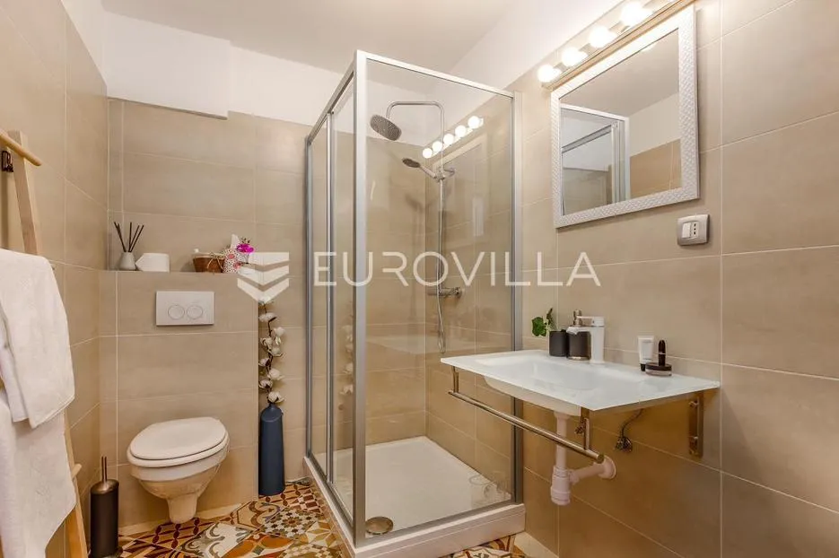rijeka, centar, novouređen dvoetaži stan nkp 125 m2 s četiri apartmana - slika 13