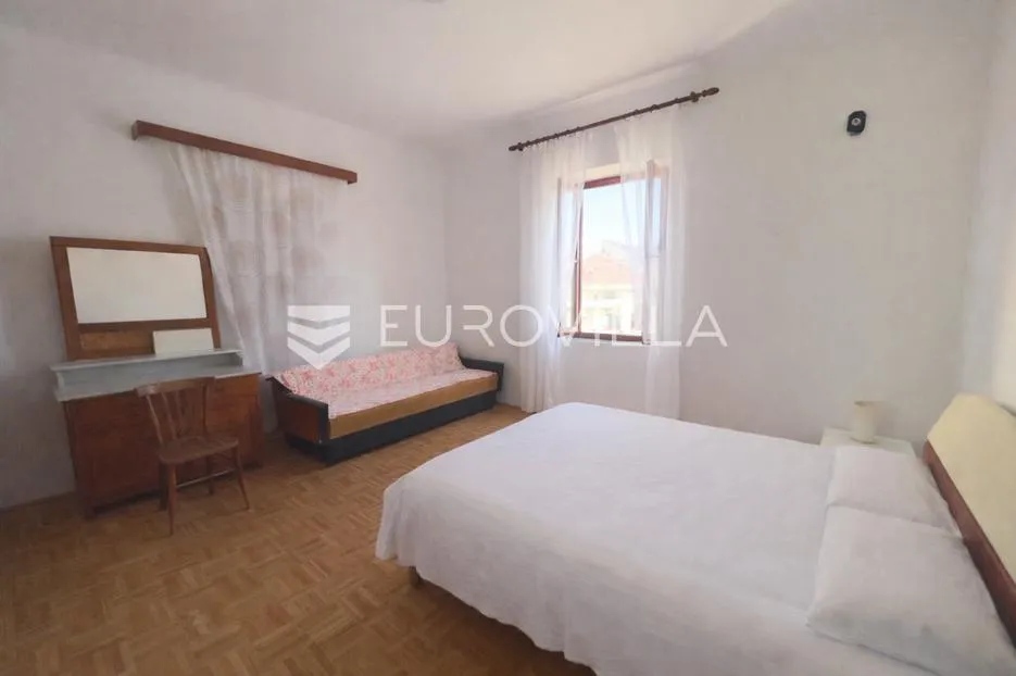 istra, poreč okolica, kuća s dva stana i dvorištem na mirnoj lokaciji - slika 12