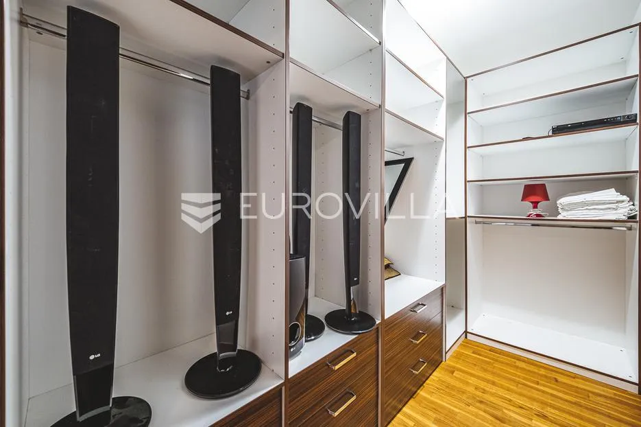zagreb, jelenovac, prostoran luksuzan četverosoban stan s balkonom i vrtom, te dvije garaže, 202 m² - slika 21