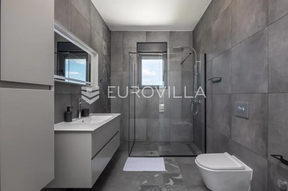 istra, svetvinčenat, luksuzna villa modernog dizajna - slika 14