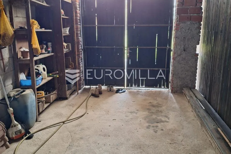 karlovac, mala švarča, stambeno-poslovna zgrada 330 m2 - slika 14