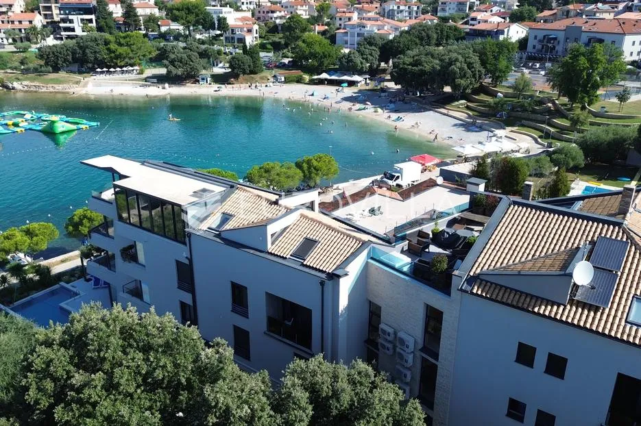 medulin, pješčana uvala, ekskluzivan stan na savršenoj lokaciji prvi red do mora s vrtom - slika 28