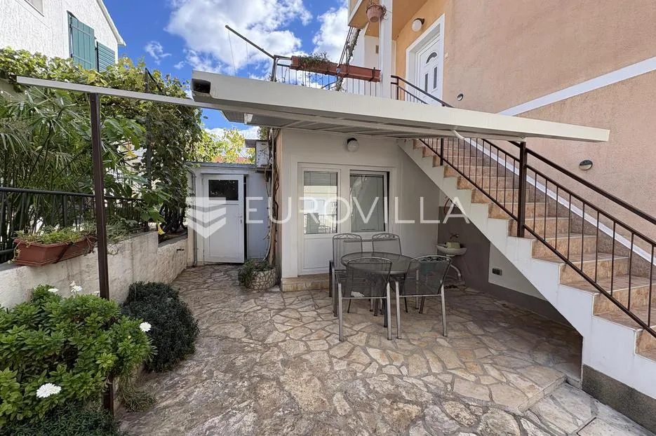 vodice, kuća s 5 apartmana, 278 m² - slika 29