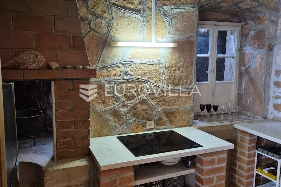 brač, milna, dvojna kamena kuća s uhodanim restoranom, prvi red do mora - slika 10