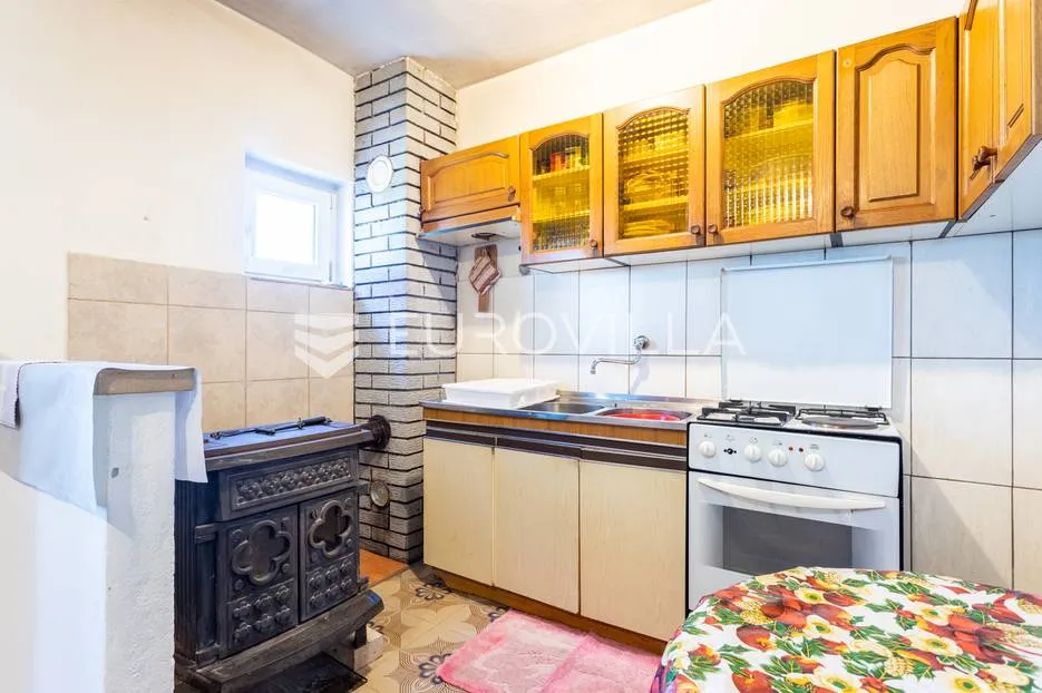 brač, kuća s dvorištem na lijepoj lokaciji - slika 24