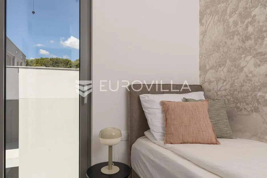 trogir, čiovo, luksuzan penthouse sa krovnom terasom i bazenom - slika 21