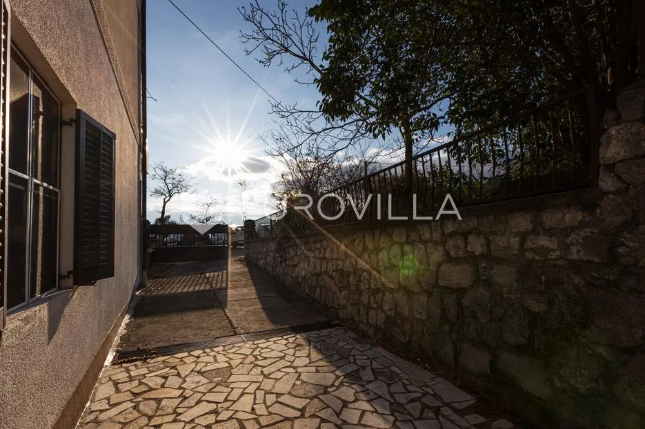 rijeka, zamet, dva uređena stana površine 95 m² s vrtom - slika 23