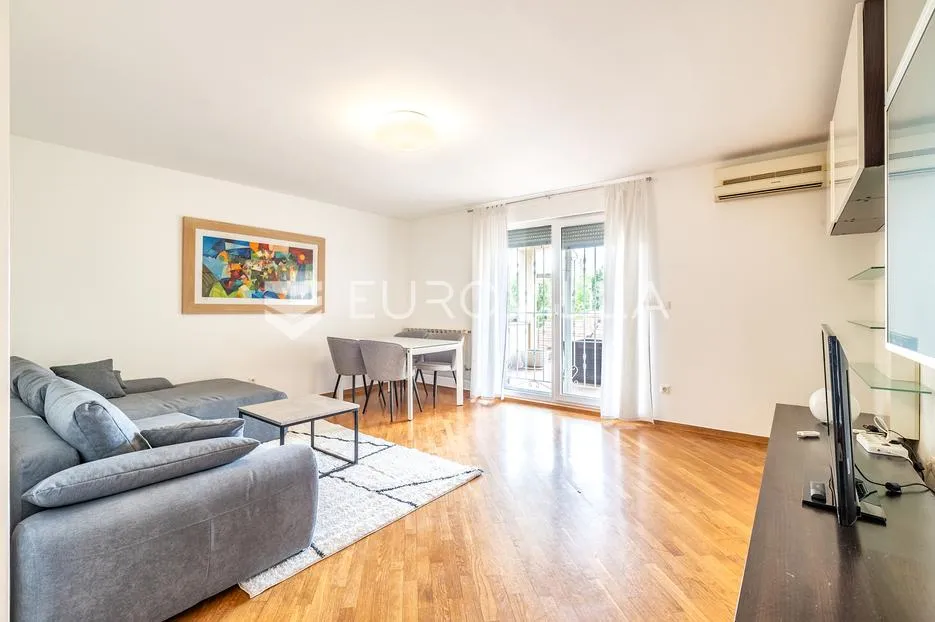 Zagreb, Maksimir, komforan trosoban stan s parkirnim mjestom 90 m²