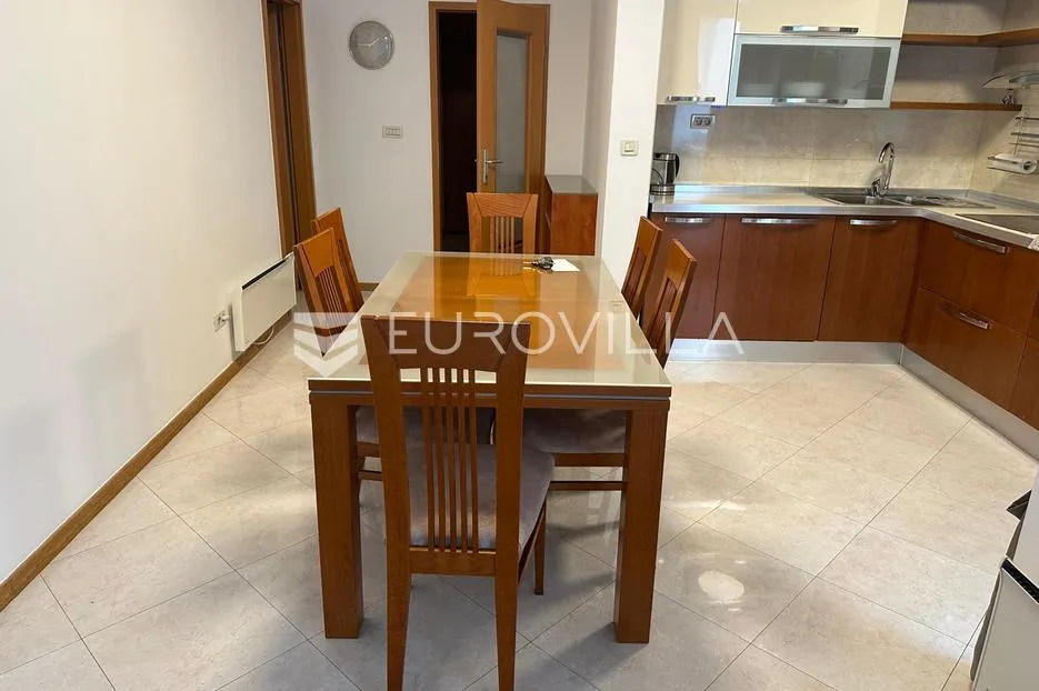 split, mertojak, trosoban namješten stan za dugoročan najam - slika 5