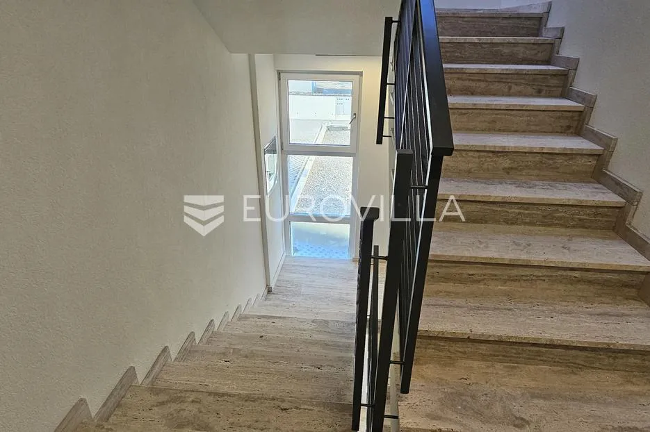 kaštela, penthouse od 102 m² treći kat s garažom povezan liftom - slika 27