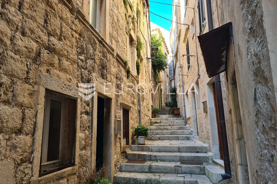 Otok Korčula, grad Korčula, kuća za adaptaciju u staroj jezgri