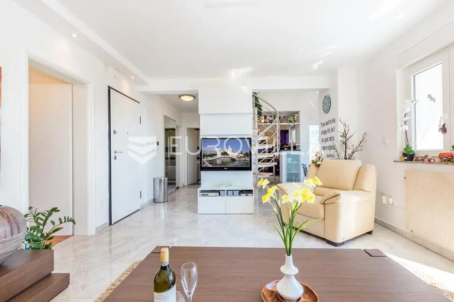 Crikvenica, eksluzivni četverosobni penthouse neto korisne površine od 145 m² s parkingom