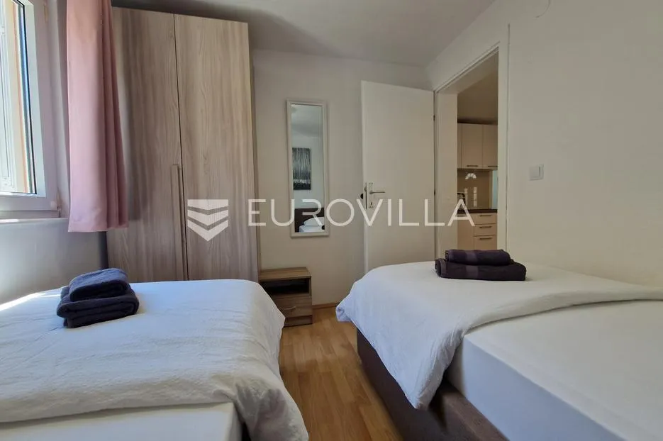 vir, simpatičan trosoban apartman svega 80 m od plaže s prostranom terasom - slika 35