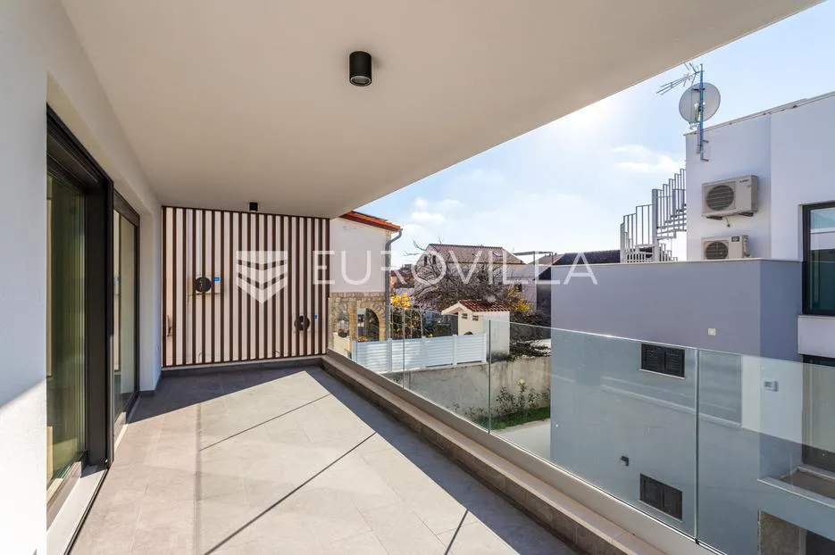vodice, novogradnja, prostran stan u centru mjesta, 119,95 m² - slika 13