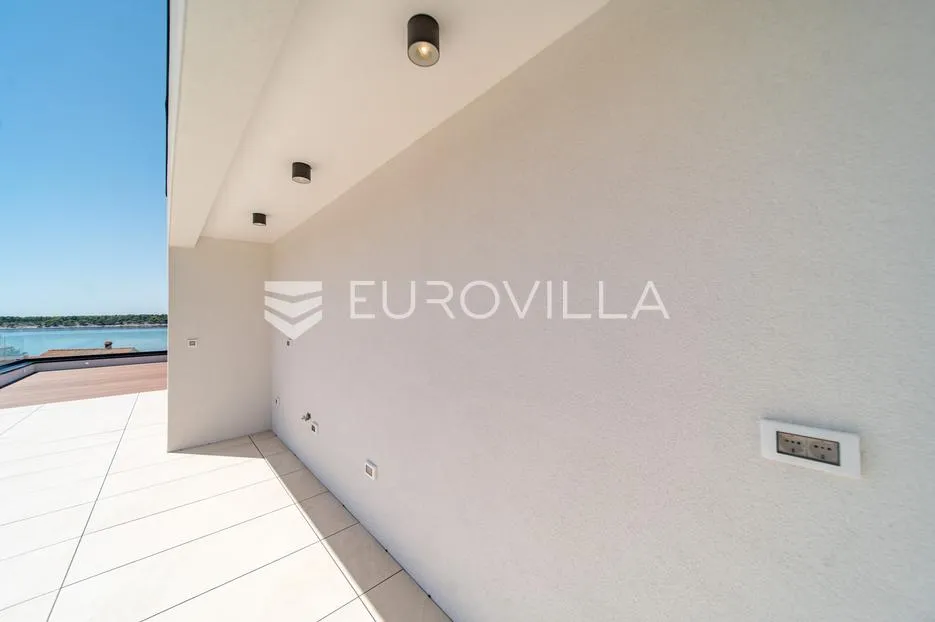 otok rab, barbat, moderan penthouse 107 m², krovna terasa - slika 19