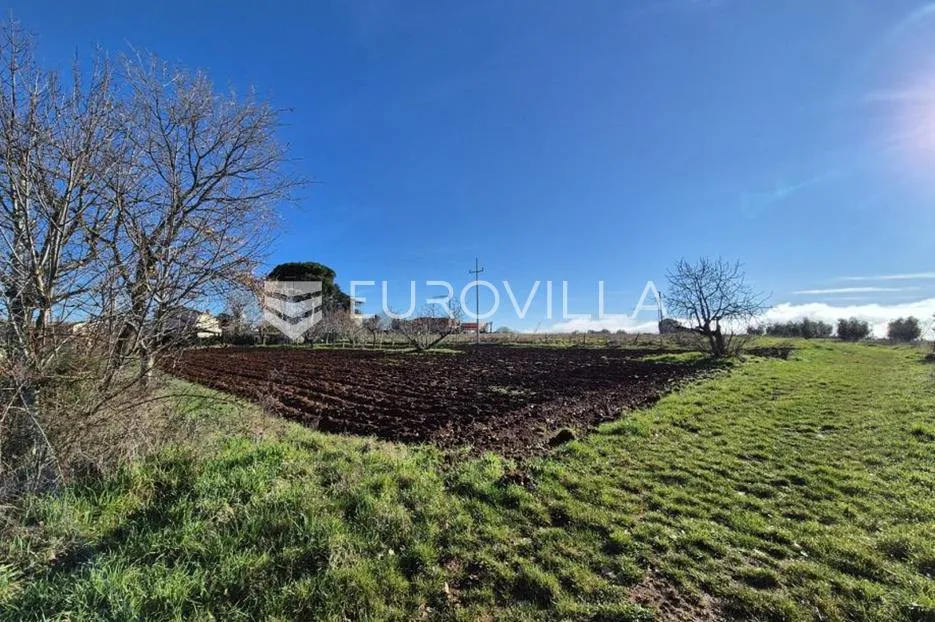 kaštelir, građevinsko zemljište 1180 m² - slika 2