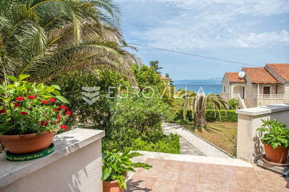 brač, prekrasna vila s velikom okućnicom 20 m od mora - slika 15