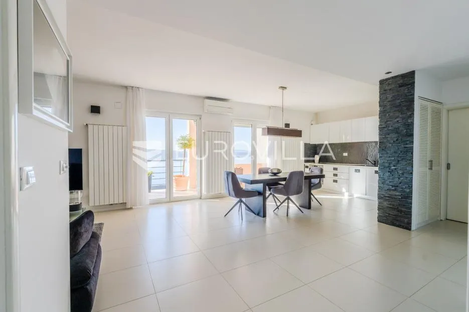 Crikvenica, kuća s četiri apartmana, bazenom, uhodan turistički posao s pogledom na more