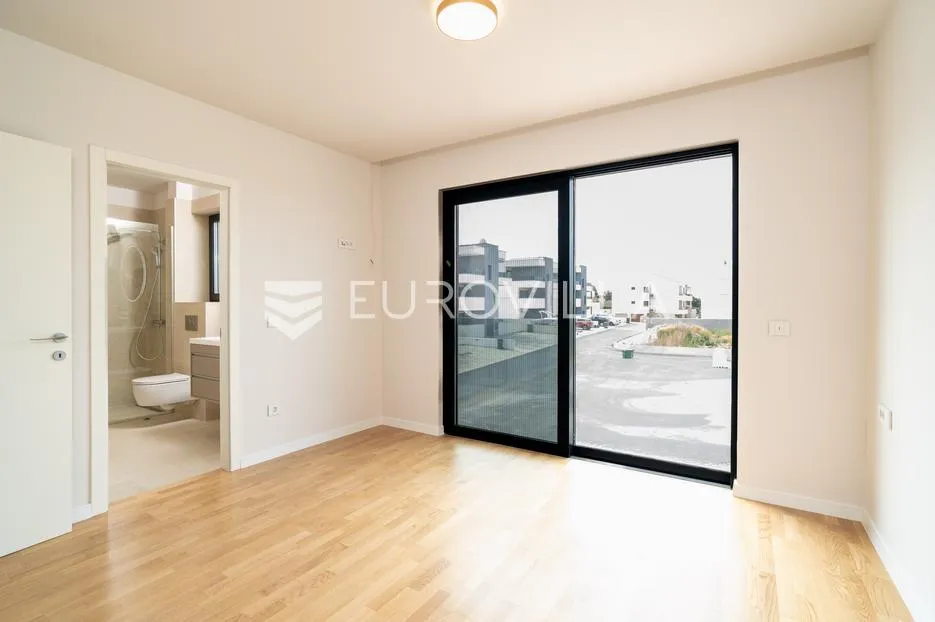 zadar, privlaka, luksuzni dvosoban stan 1. red do mora, 92,80 m² - slika 12
